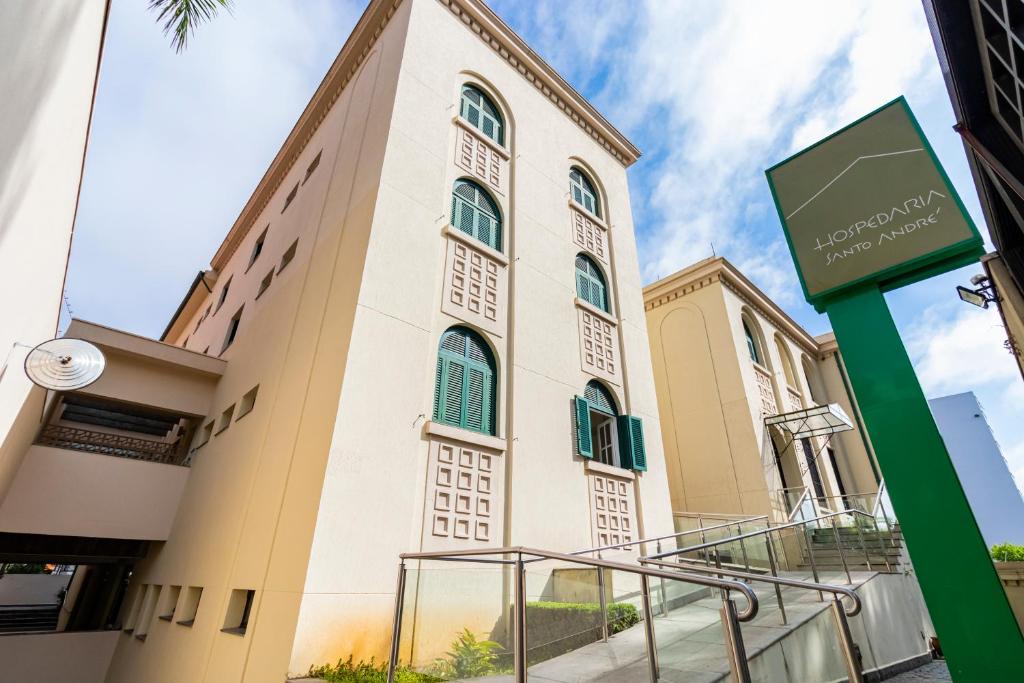 a building with a green sign in front of it at Hospedaria Santo André in Sao Paulo