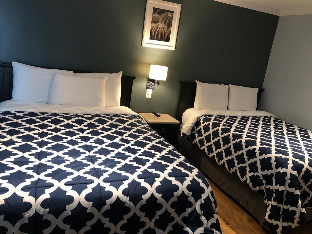 Postel nebo postele na pokoji v ubytování Jones Beach Hotel
