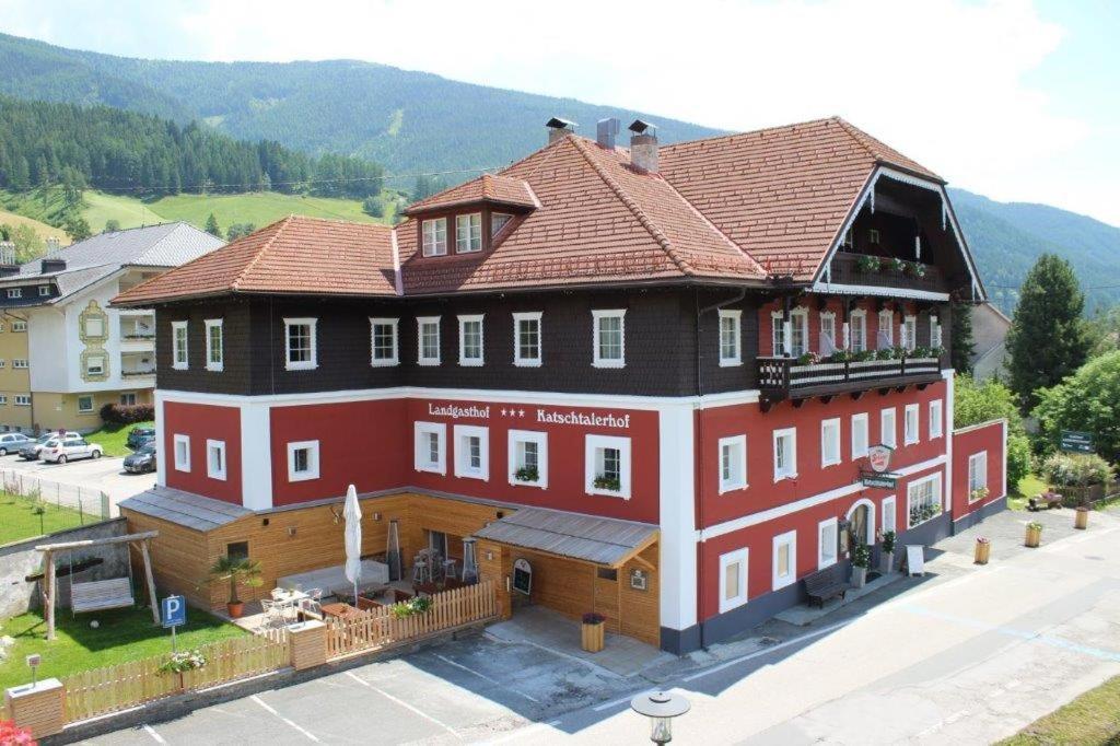 Nespecifikovaný výhled na hory nebo výhled na hory při pohledu z hotelu