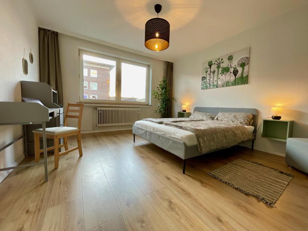 ein Schlafzimmer mit einem Bett, einem Schreibtisch und einem Klavier in der Unterkunft Purple Kitchen - Apartment mit großer Wohnküche in Bremerhaven