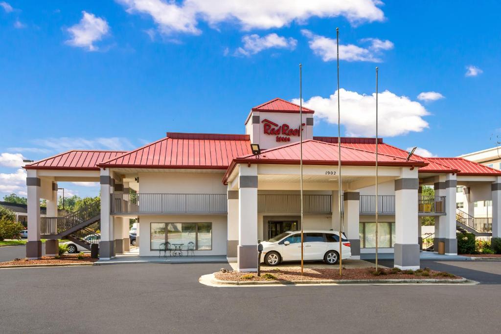 ein Hotel mit einem davor geparkt in der Unterkunft Red Roof Inn Fayetteville I-95 in Fayetteville