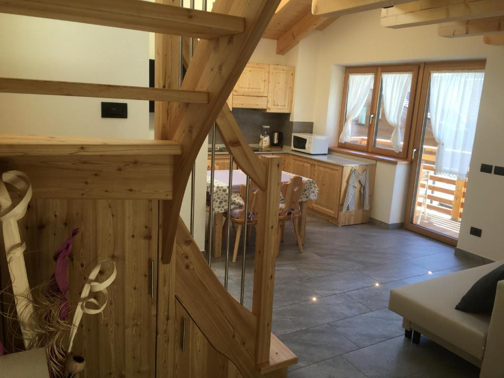 A kitchen or kitchenette at Appartamenti Cèsa Sorèie by AMA Val di Fassa