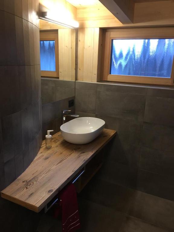 A bathroom at Appartamenti Cèsa Sorèie by AMA Val di Fassa