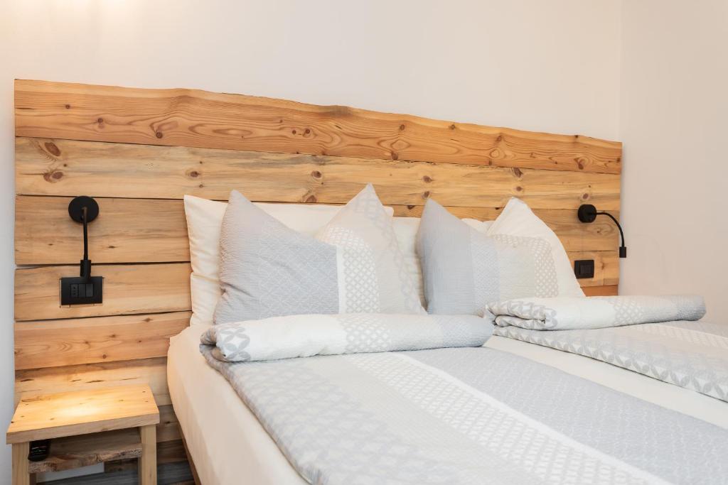 a bedroom with two beds with white pillows at Agritur E-Cinque in Salorno