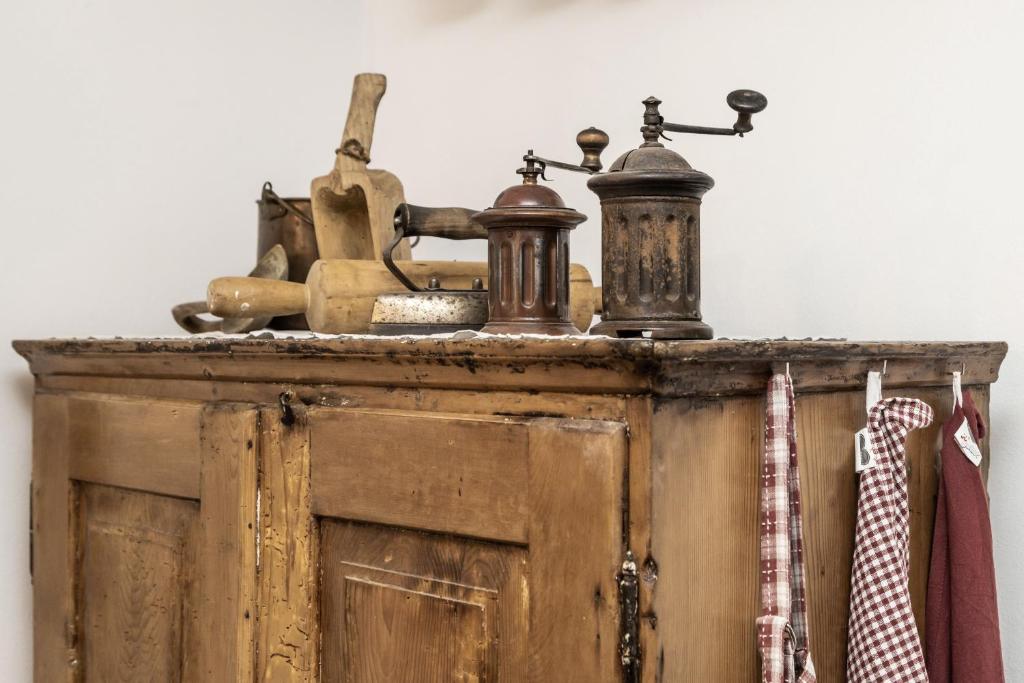 an old wooden cabinet with a sink and austed at Agritur E-Cinque in Salorno