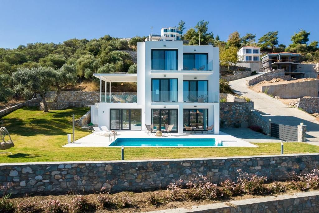 une maison sur la colline avec une piscine dans l'établissement Hillside Villa - Thea, à Thasos