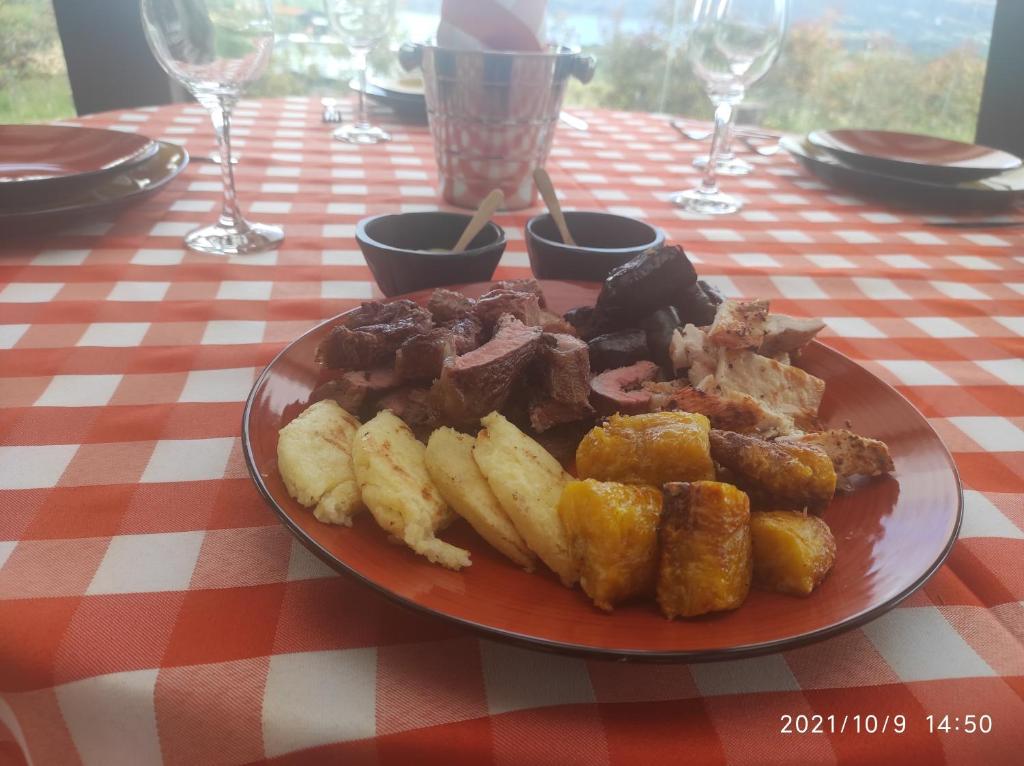 Jídlo v kempu nebo okolí