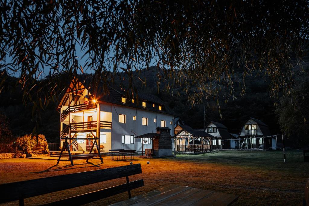 un edificio con un parque infantil delante de él por la noche en Casa Ardeleana, en Lotrioara