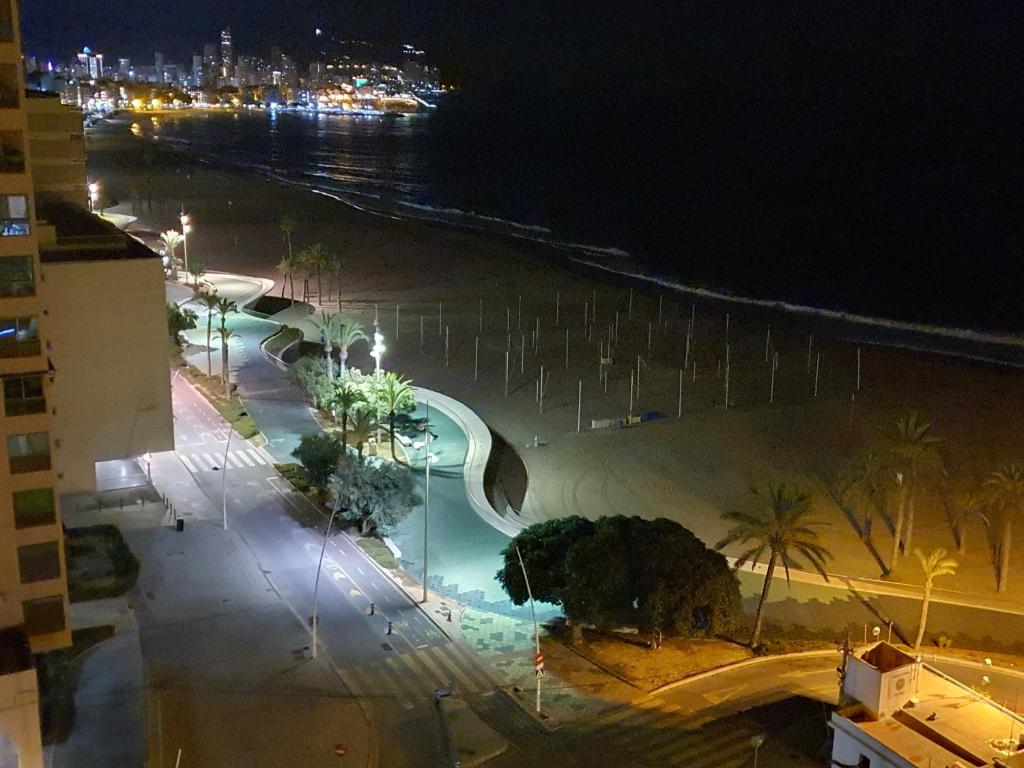 贝尼多姆Principado Marina的享有海滩的夜间美景,设有游泳池