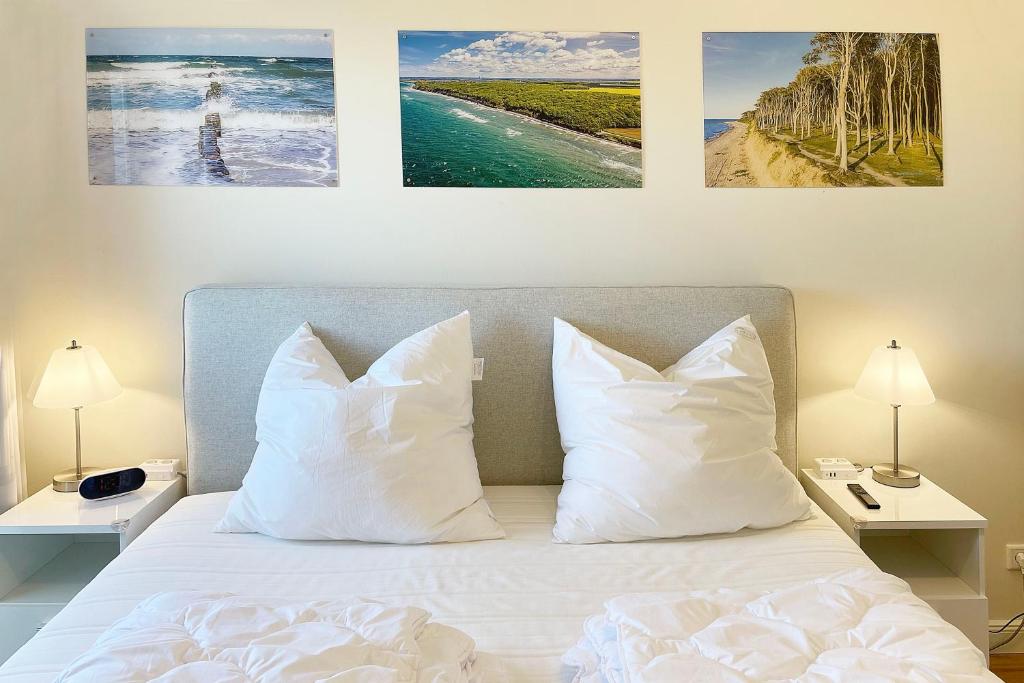 Postel nebo postele na pokoji v ubytování Villa Deichgraf 7 "Ostseeblick"