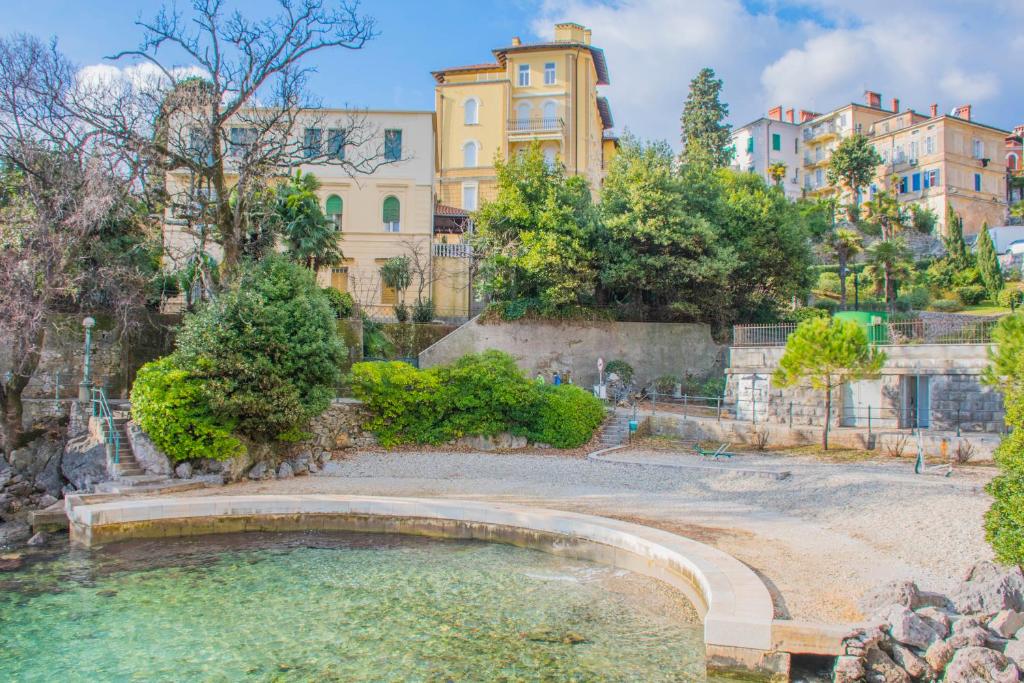 Bazén v ubytování Apartments Relax near Opatija nebo v jeho okolí