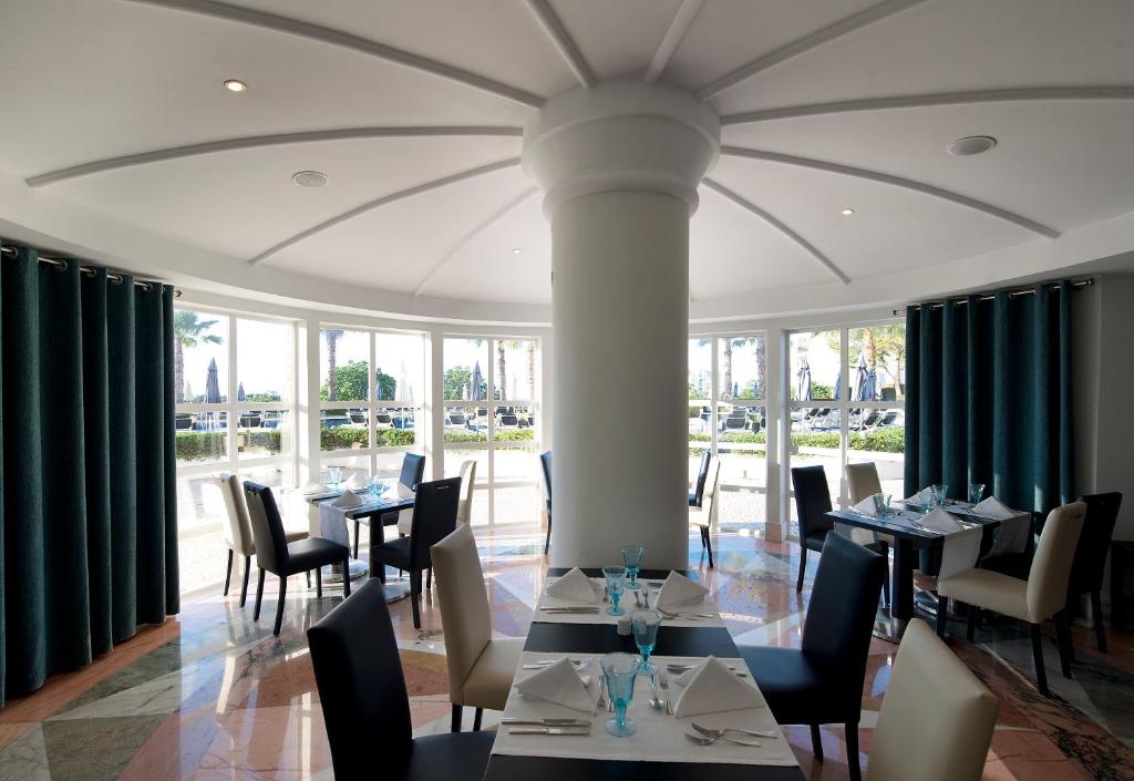 Restaurace v ubytování Vila Gale Cerro Alagoa