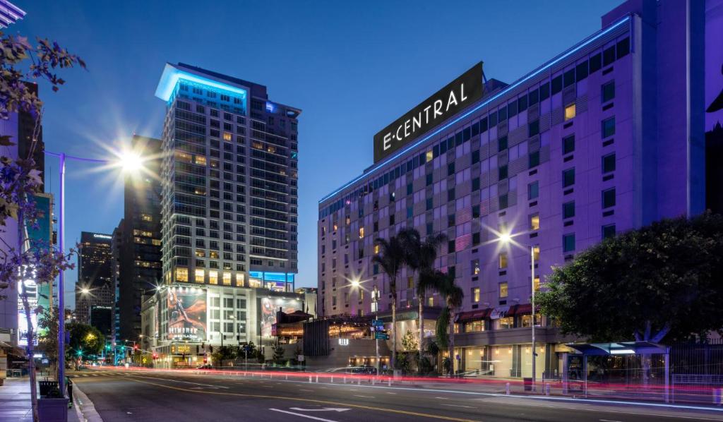 uma rua da cidade à noite com edifícios e luzes de rua em E Central Hotel Downtown Los Angeles em Los Angeles