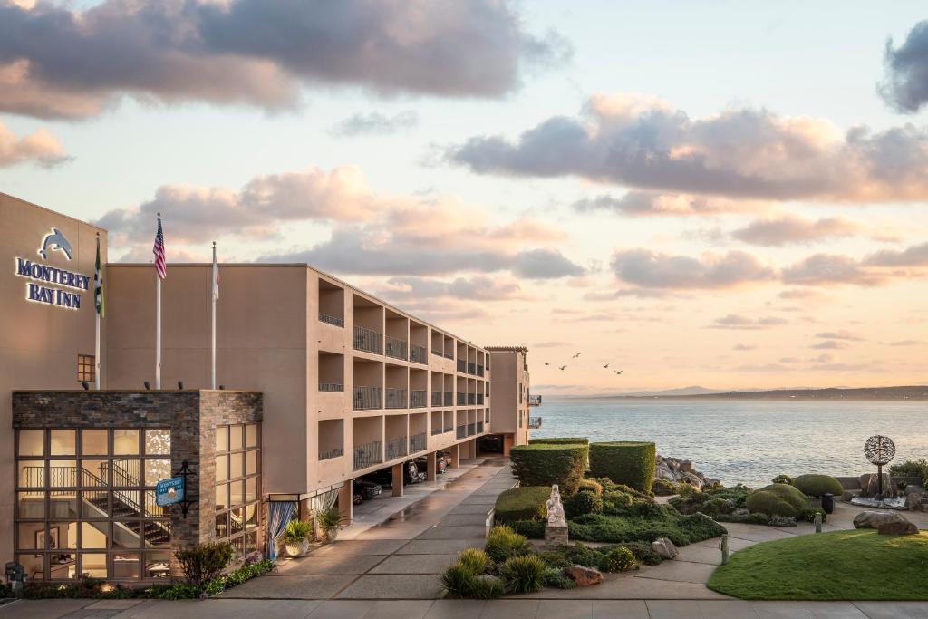 una representación de un hotel con el océano en el fondo en Monterey Bay Inn en Monterey