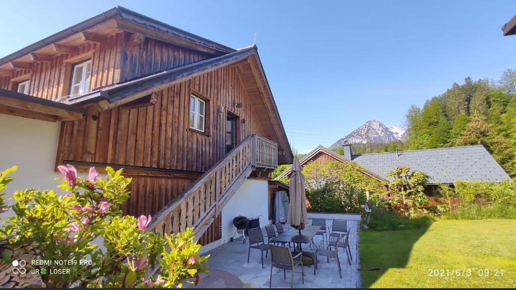 ein Haus mit einem Tisch und Stühlen im Hof in der Unterkunft Ferienhaus Borth in Altaussee