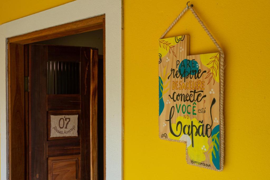 Um certificado, prêmio, placa ou outro documento exibido em Pousada Aconchego
