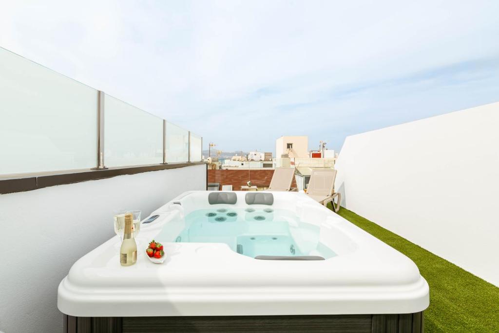 bañera blanca en la parte superior de un edificio en Luxury Penthouse With Jacuzzi La Strada, en Las Palmas de Gran Canaria