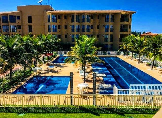 ein großer Pool vor einem großen Gebäude in der Unterkunft Maravilhoso apartamento tipo loft na Reserva do Sahy em Mangaratiba RJ in Mangaratiba
