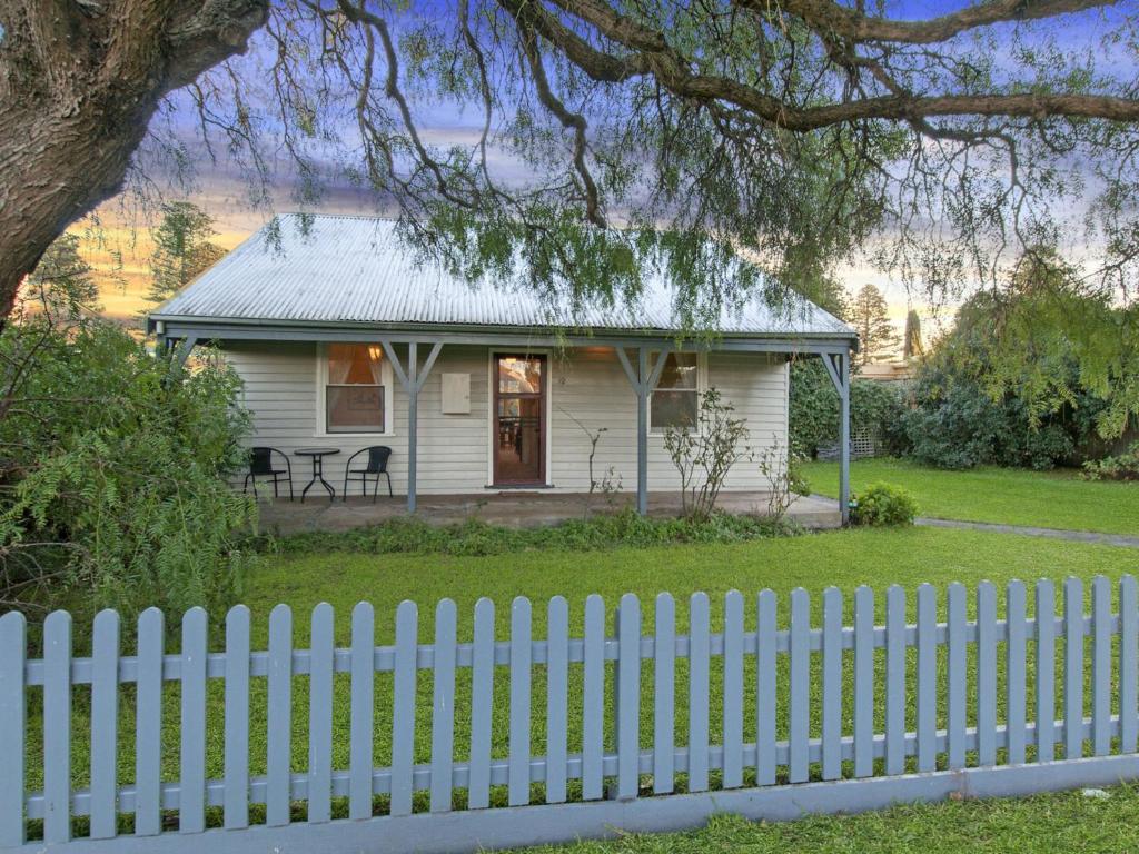 uma casa branca com uma cerca branca em Plovers Rest em Port Fairy