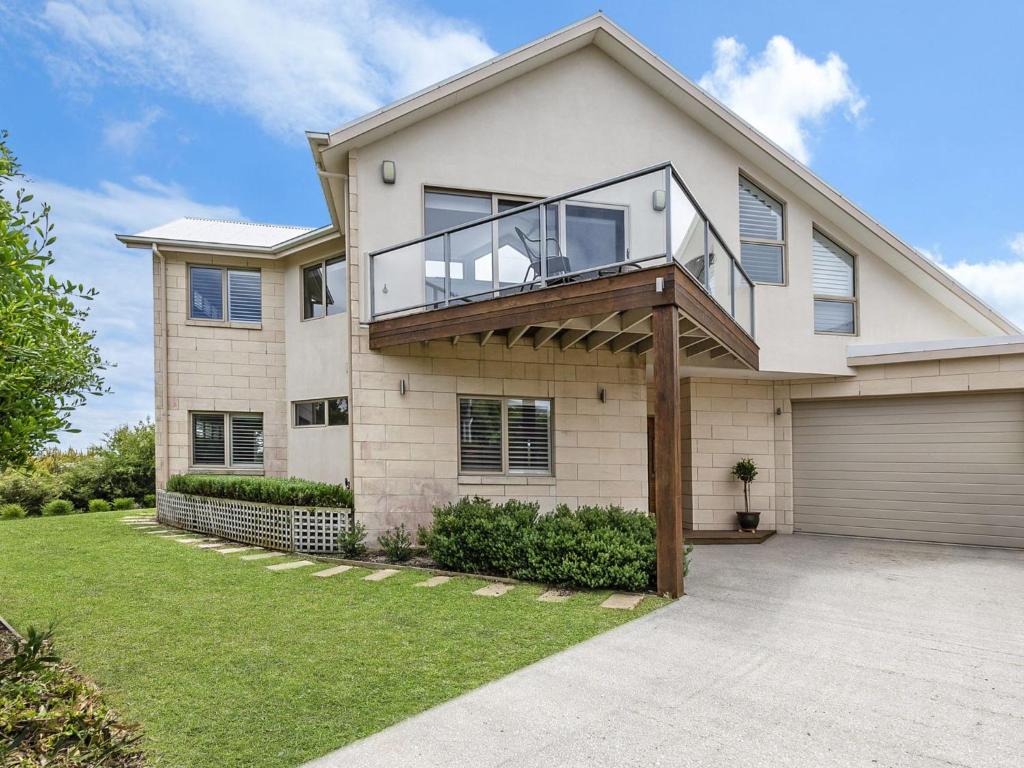 ein großes Haus mit einer Terrasse darüber in der Unterkunft Connolly House in Port Fairy