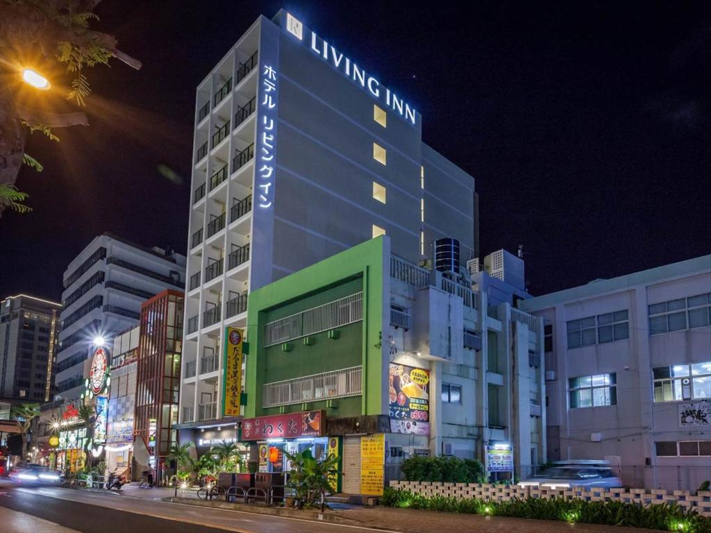 那覇市にあるリビングイン旭橋駅前プレミアの夜間の看板のある建物