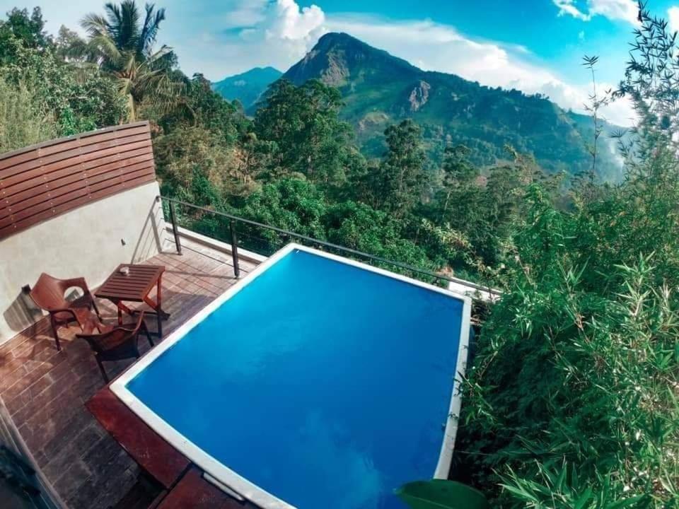una piscina con vista sulle montagne di Ella Flower Garden Resort a Ella