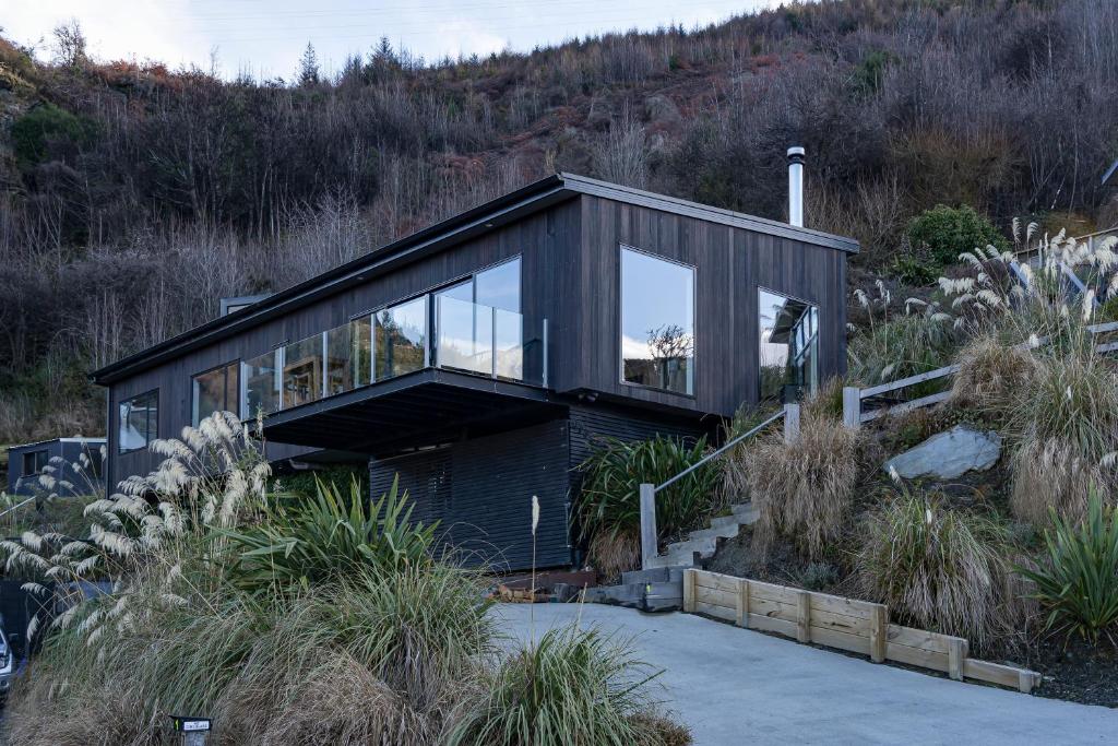 una casa al lado de una colina en Viscount Haven - Lake Views, en Queenstown