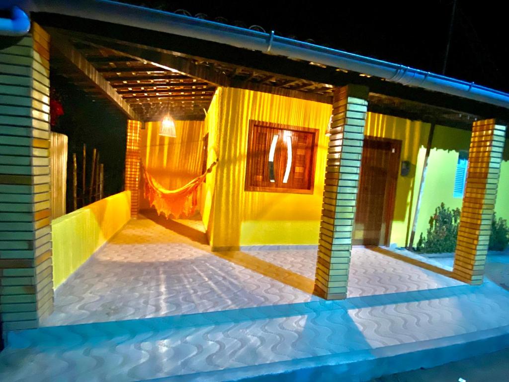 een uitzicht op een huis met een verlichte gang bij A casa miracles in São Miguel dos Milagres