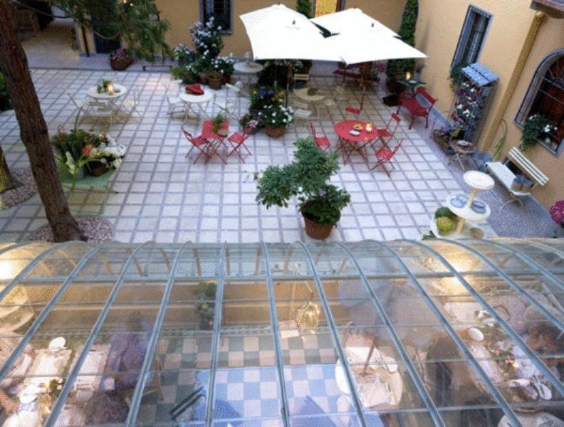 um modelo de pátio com mesa e cadeiras em Albergo Residence Perosi em Tortona