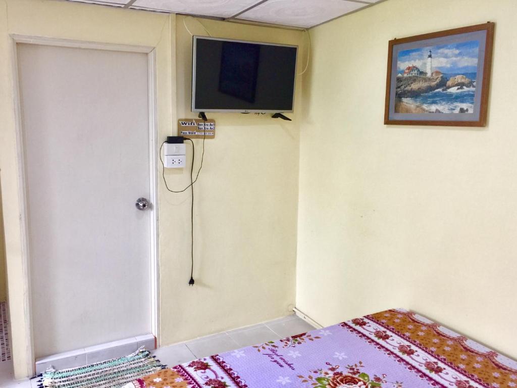 TV a/nebo společenská místnost v ubytování Ban Kru Ae HomeHostel