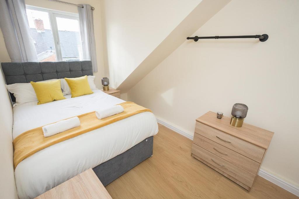 een slaapkamer met een groot bed en een raam bij Luke Stays - Finsbury Street in Monkwearmouth