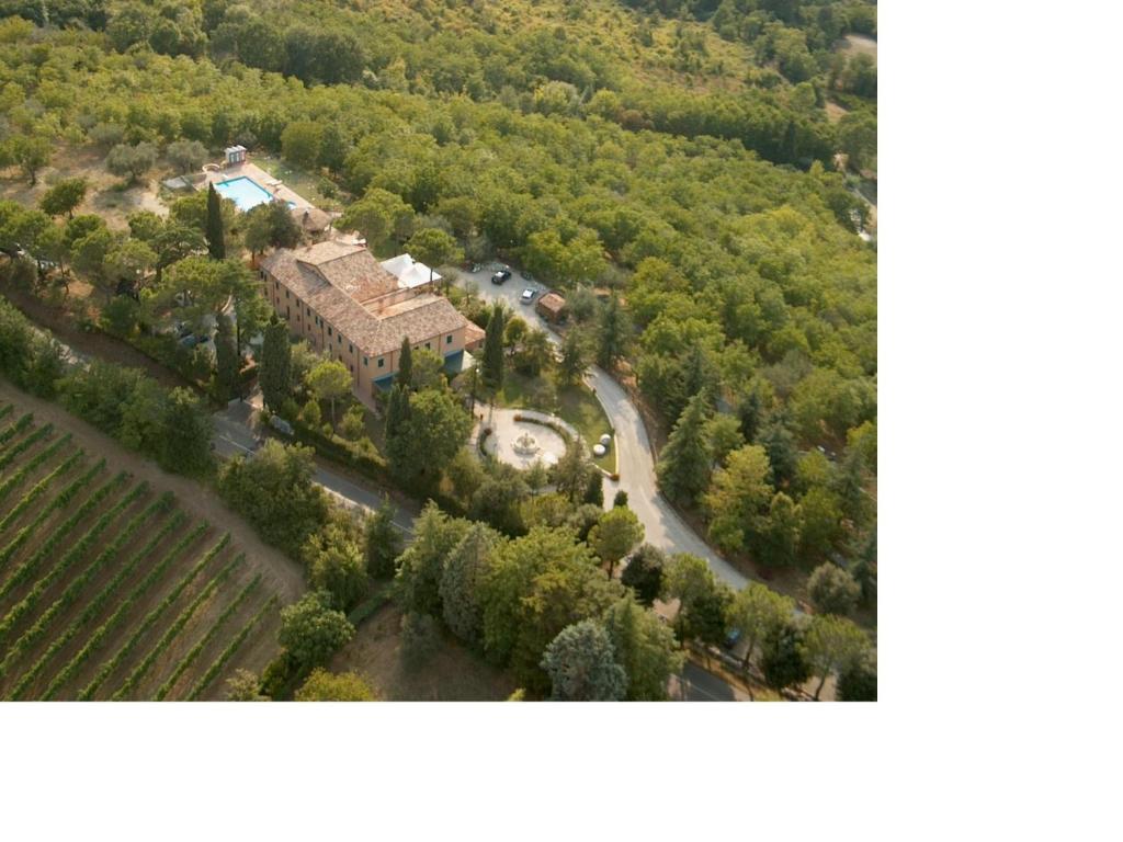Vue aérienne d'une maison au milieu d'une forêt dans l'établissement Locanda Antiche Macine, à Santarcangelo di Romagna