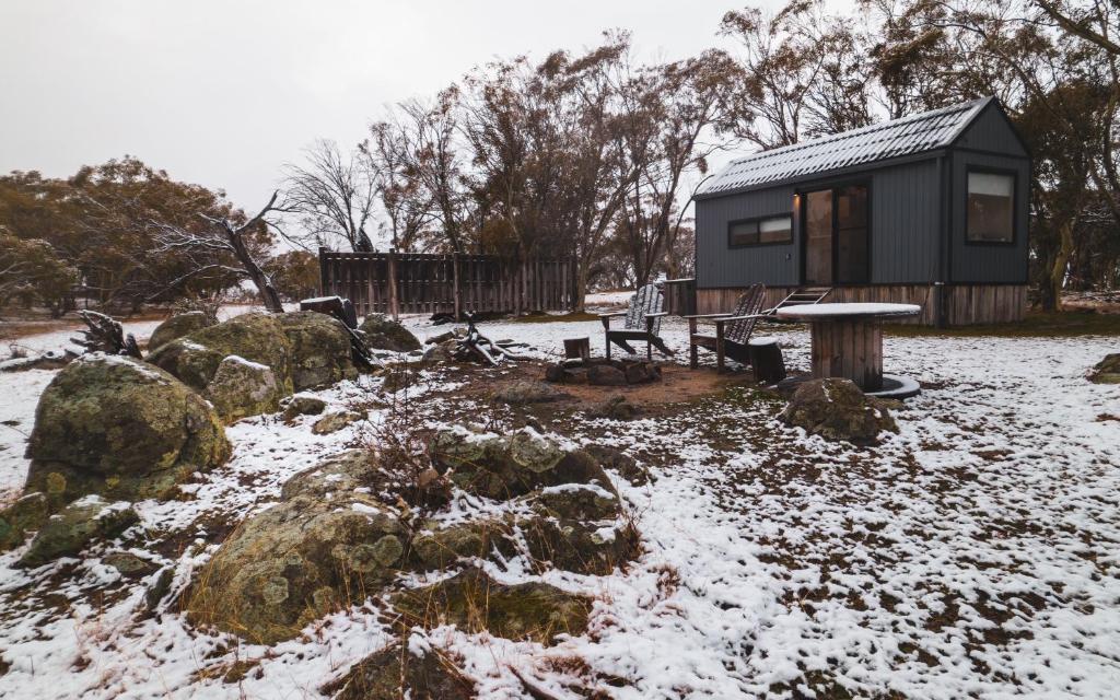 Big Yard Escapes - Two Off-Grid Tiny Houses on the Mowamba River v zimě