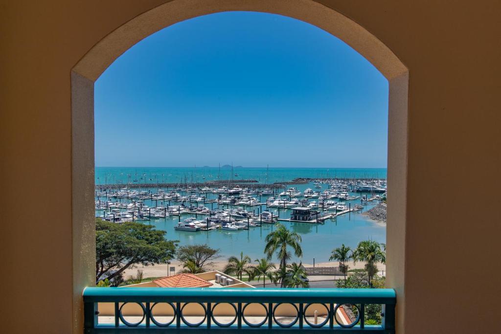 uma vista para uma marina a partir de uma janela em Sea Views on Shingley em Airlie Beach