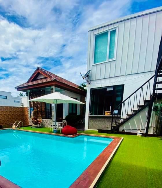Bazén v ubytování Virawan pool kohlarn วิราวัน พูล รีสอร์ท ที่พักเกาะล้าน nebo v jeho okolí
