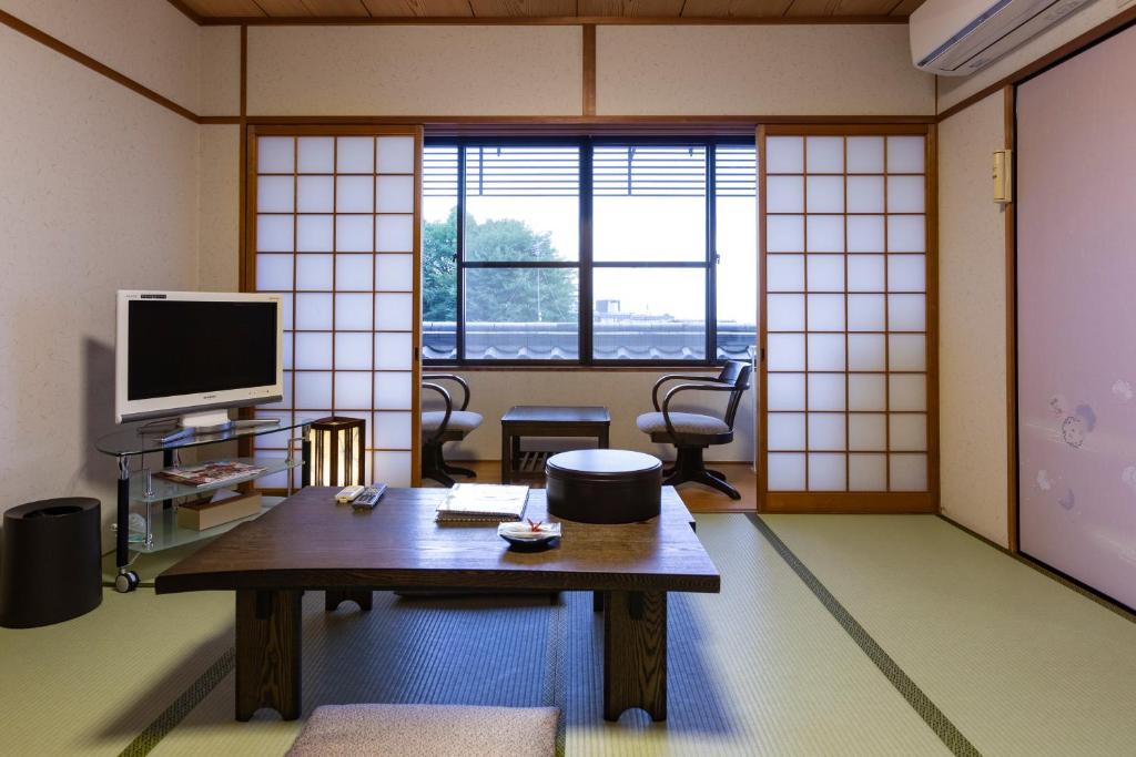 TV a/nebo společenská místnost v ubytování Kyoto Higashiyamaso