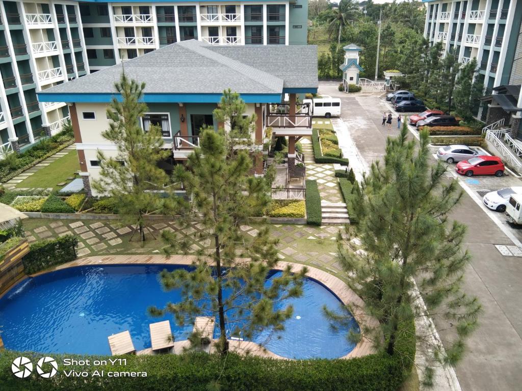 大雅台的住宿－Pine Suites Tagaytay 2BR Penthouse with Netflix and FREE parking，享有酒店空中美景,设有游泳池