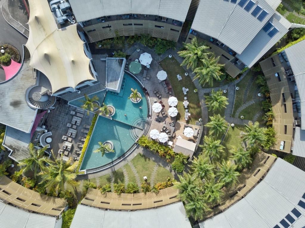 una vista aérea de una piscina en un complejo en Be Cosy Apart Hotel, en Trou aux Biches