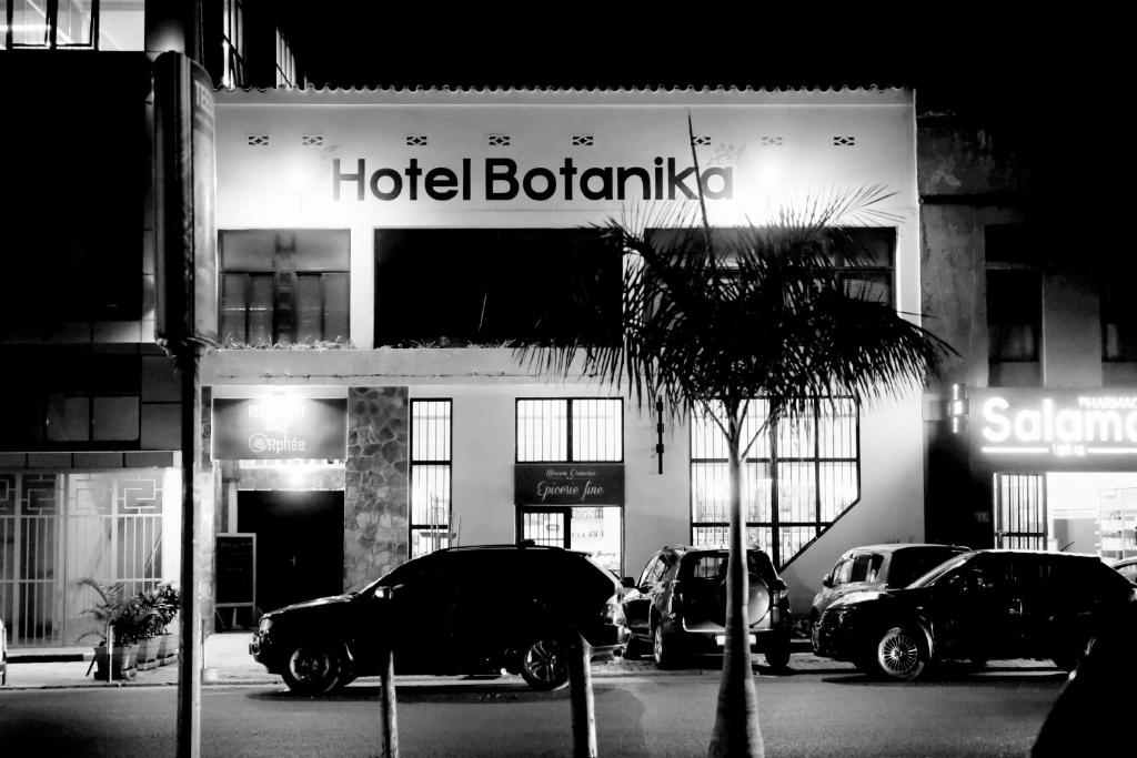 ブジュンブラにあるBotanika Hotelのホテルの正面に車を停めている