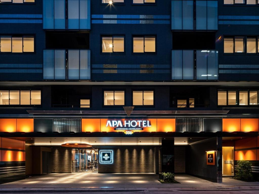 un hôtel avec un panneau à l'avant dans l'établissement APA Hotel Akihabara Ekihigashi, à Tokyo