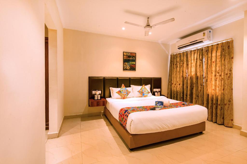 Postel nebo postele na pokoji v ubytování Fabhotel Blossoms Service Apartment - T Nagar