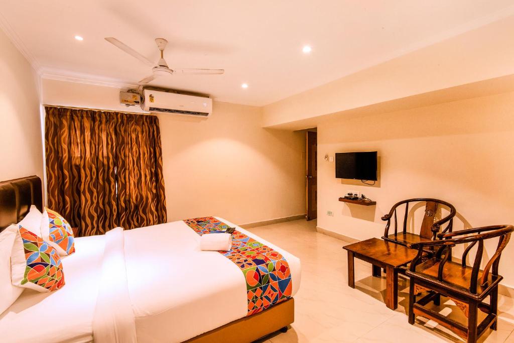 Postel nebo postele na pokoji v ubytování Fabhotel Blossoms Service Apartment - T Nagar