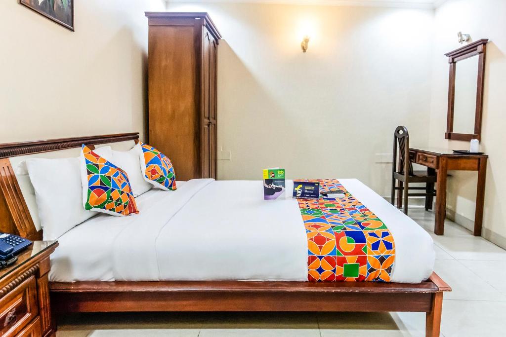 Postel nebo postele na pokoji v ubytování Fabhotel Blossoms Service Apartment - T Nagar