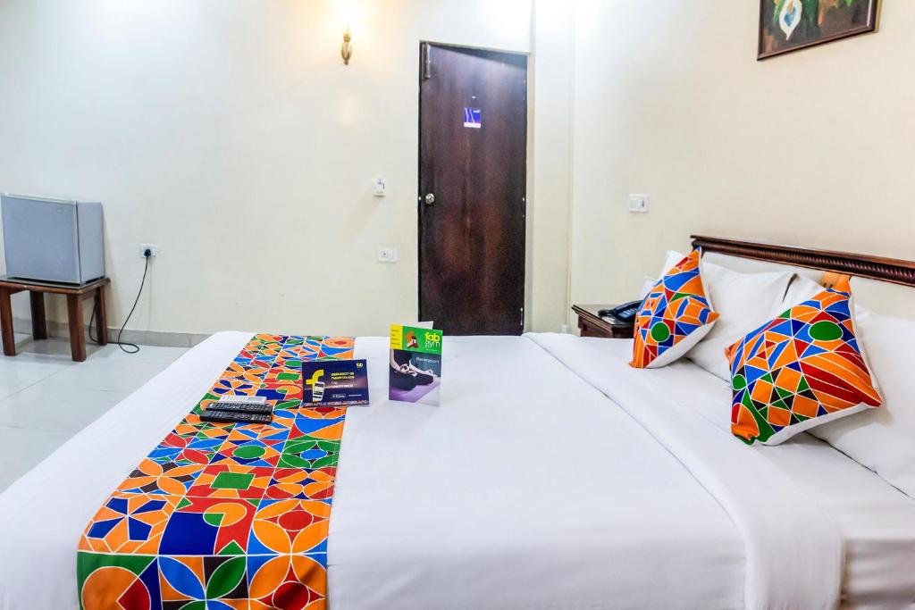 Postel nebo postele na pokoji v ubytování Fabhotel Blossoms Service Apartment - T Nagar