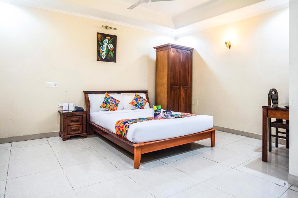 Postel nebo postele na pokoji v ubytování Fabhotel Blossoms Service Apartment - T Nagar