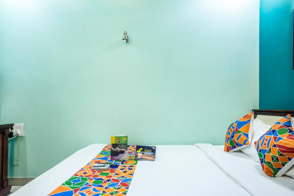 Postel nebo postele na pokoji v ubytování Fabhotel Blossoms Service Apartment - T Nagar