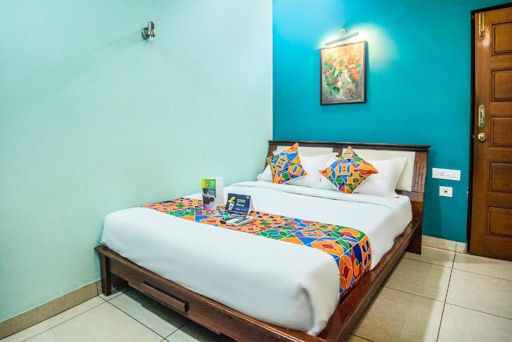 Postel nebo postele na pokoji v ubytování Fabhotel Blossoms Service Apartment - T Nagar