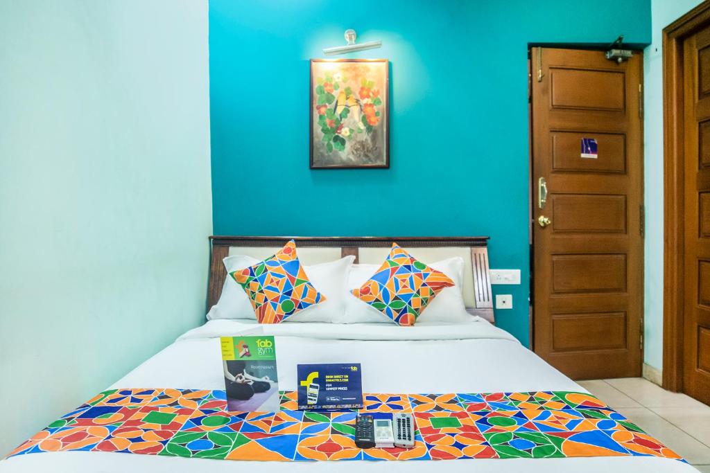 Postel nebo postele na pokoji v ubytování Fabhotel Blossoms Service Apartment - T Nagar