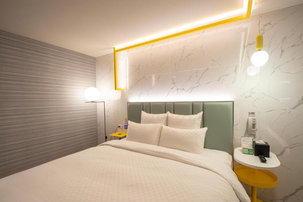 Posteľ alebo postele v izbe v ubytovaní 168 Motel-Zhongli