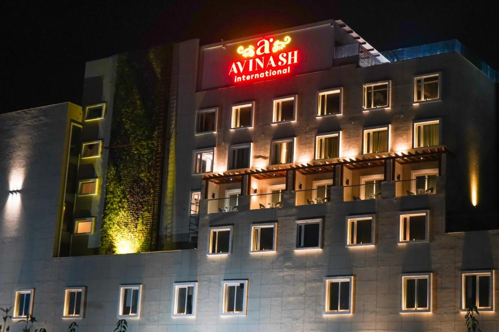 un edificio con un cartello sopra di HOTEL AVINASH INTERNATIONAL a Jagdalpur